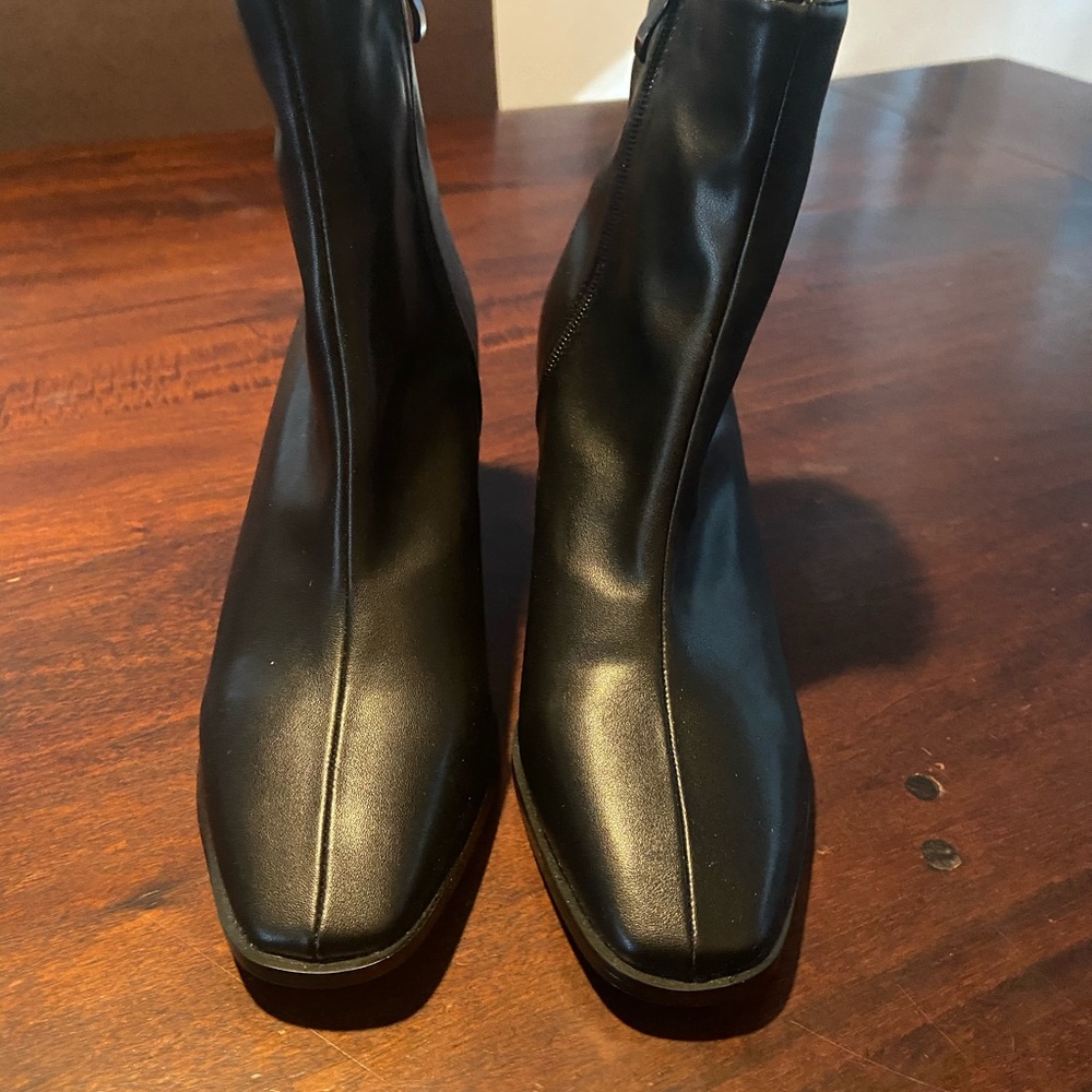 Black slim ankle boot from ASOS. - Picture 2 of 3